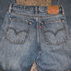 *SOLD* Levi ripped jeans